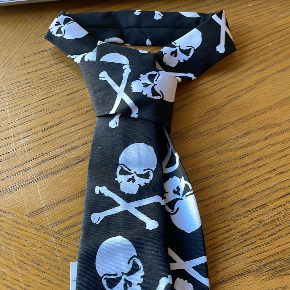Skull & Crossbones Necktie NWT